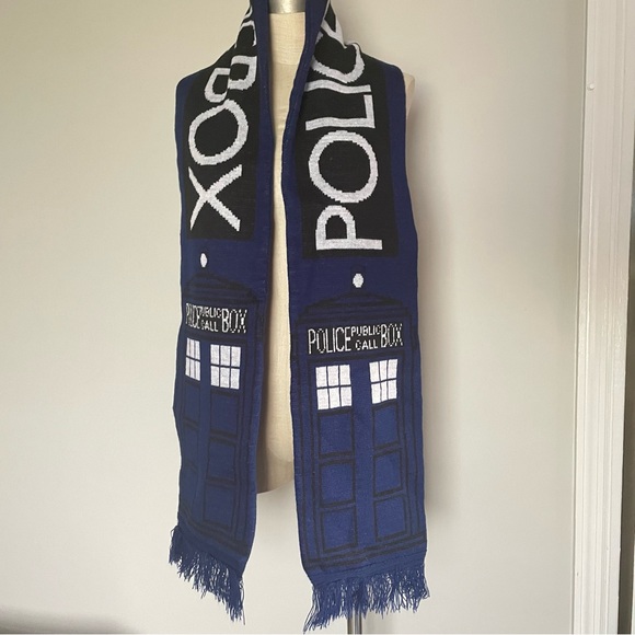 Dr. Who police box blue winter acarf - Picture 1 of 4